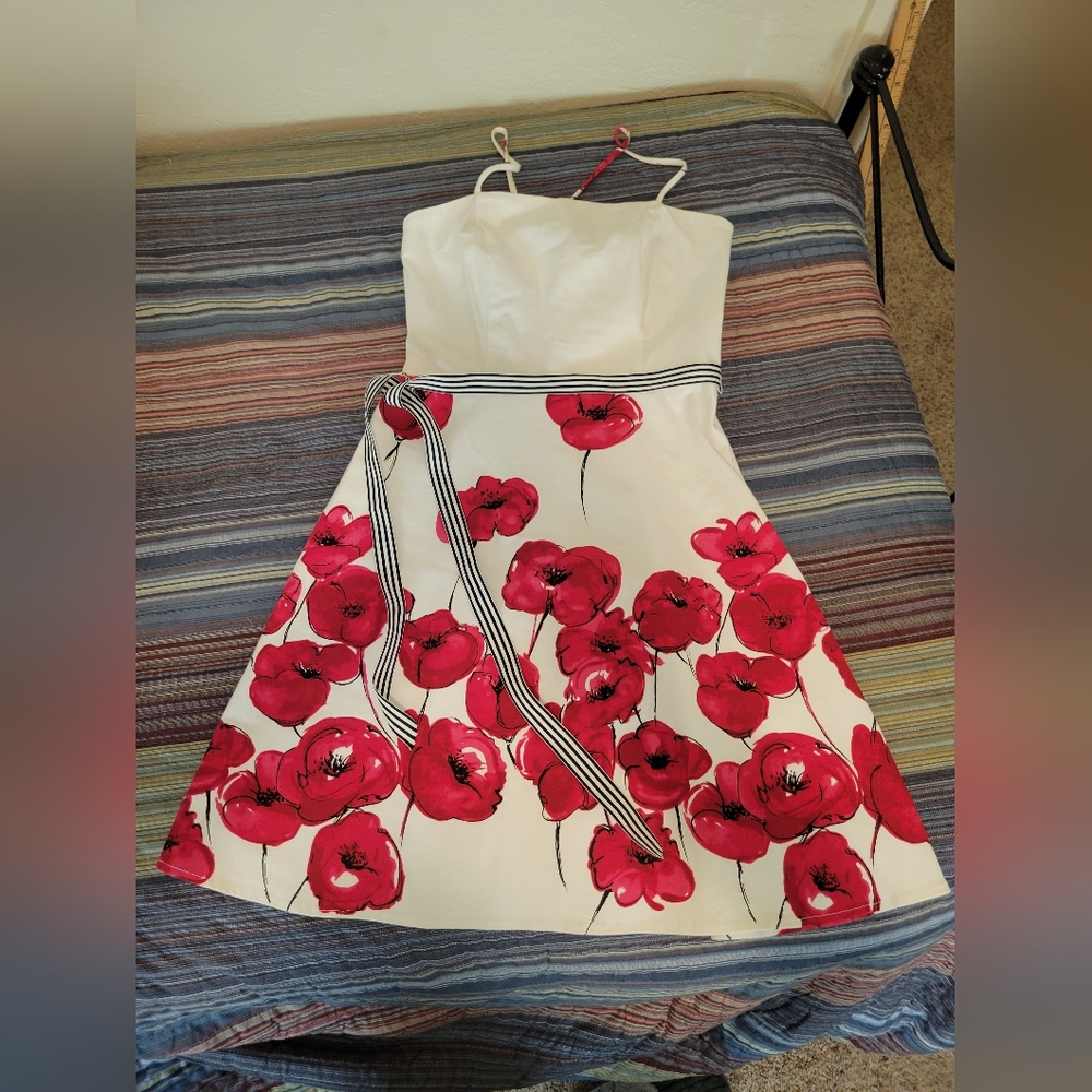 Floral midi dress with contrast tie at waist - Alyn Paige size 9/10